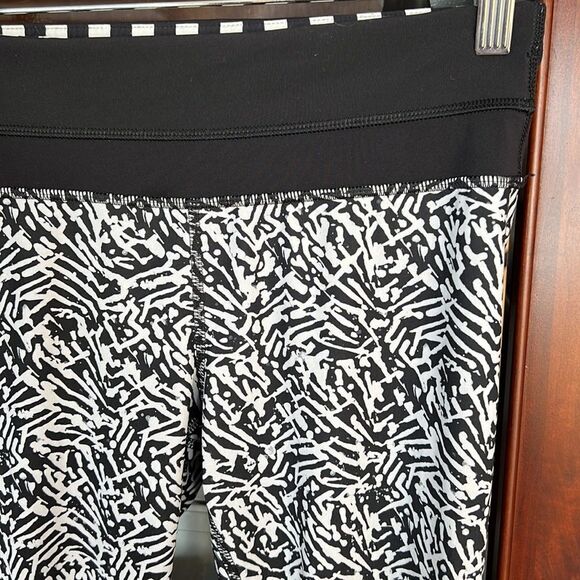 Lululemon Inspire Crop Animal Black White - Picture 2 of 10